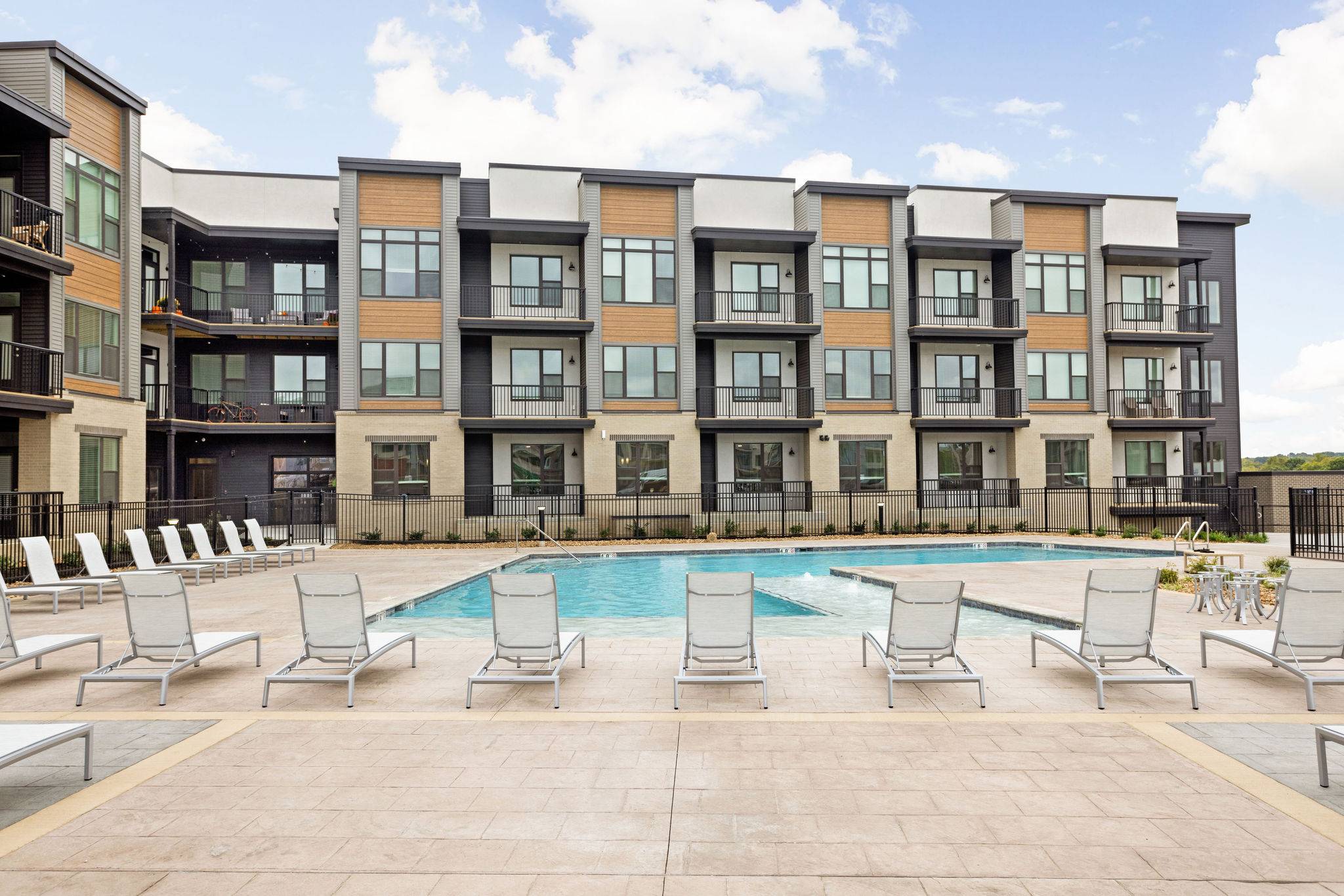 Why Renters Prefer an Apartment with a Swimming Pool for Modern Living in Overland Park